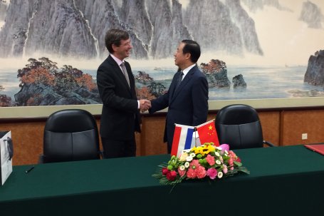 NSO Directeur Ger Nieuwpoort en CNSA administrator Xu Dazhe ondertekenen de overeenkomst in Beijing op 28 juni 2016.