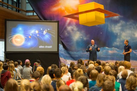 Andre Kuipers verteld kinderen over ruimtevaart tijdens een collegetour