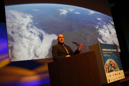 Andre Kuipers spreekt tijdens de officiële openingssessie van het European Space Solutions Conference