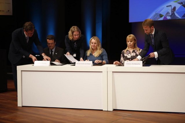 Ondertekening van de overeenkomst voor het Galileo Reference Centre te Noordwijk met Europees Commissaris voor de Interne Markt Elżbieta Bieńkowska, de  Minister van Infrastructuur en Milieu Melanie Schultz van Haegen en Carlo des Dorides, Executive Director van de European GNSS Agency