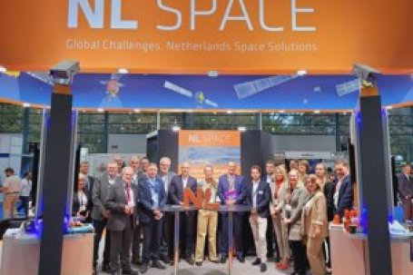 Ambassador Ronald van Roeden visited the companies in the NL Space pavilion on Tuesday morning