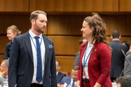 Joanna Ruiter of the NSO advises Dutch participants at the meetings. Source: UNOOSA